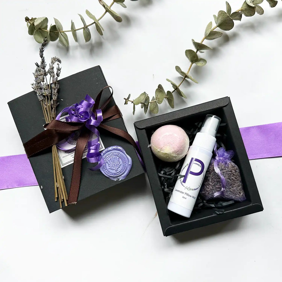"Value Christmas Gifts for Colleagues featuring Lavender Essential Oil Bath Bombs, Lavender Sleep Spray, Dried Lavender Sachet, and Mini Dried Lavender Flowers, elegantly arranged in a festive gift box.